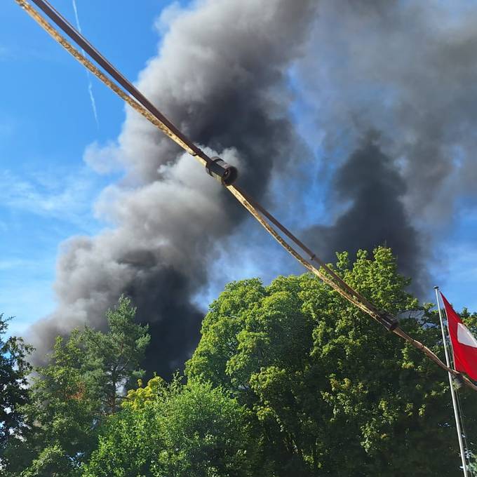 Brand auf Winterthurer Campingplatz zerstört Wohnwagen und Bungalows