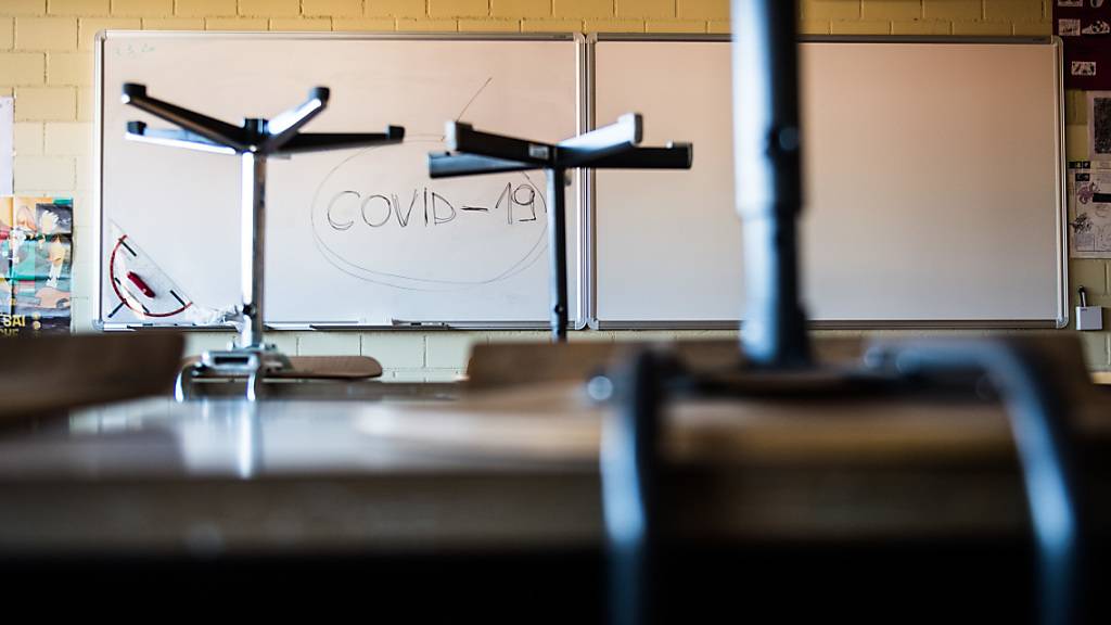 Wird ab Montag in allen obligatorischen Schulen im Tessin Tatsache sein: Ein leeres Klassenzimmer mit den Stühlen auf den Pulten in Stabio.