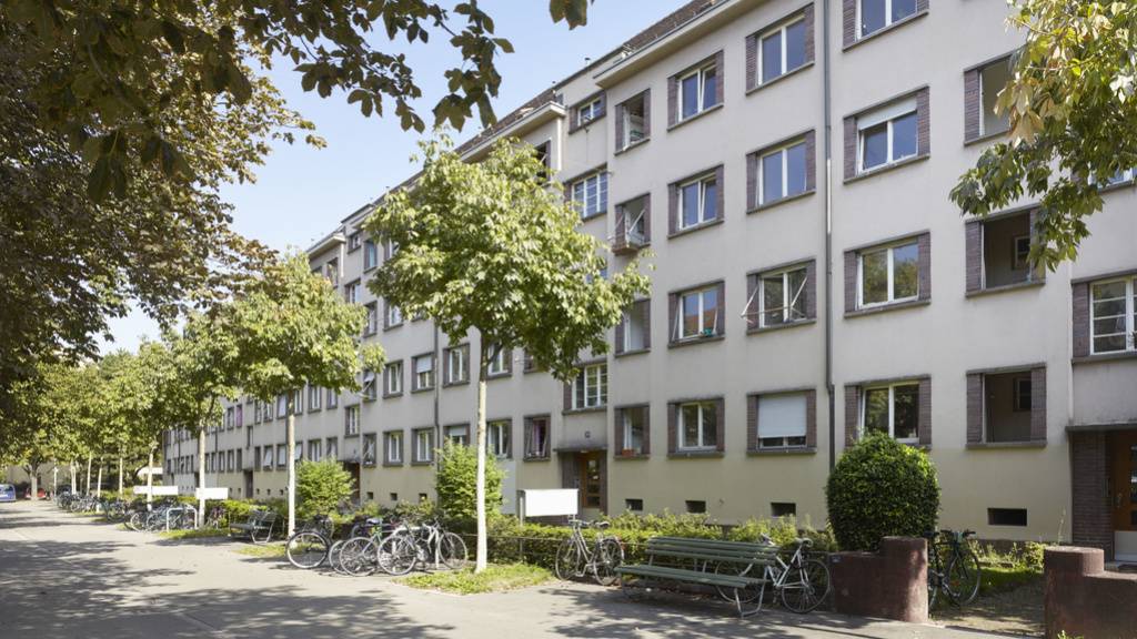 Drei von vier Einwohnern der Schweiz leben in Städten. Je grösser die Stadt, desto seltener sind Einfamilienhäuser und umso höher sind oft die Mieten. Zürich mit einem Anteil von fast einem Viertel an gemeinnützigen Wohnungen - hier die Siedlung «Seebahn» - gibt Gegensteuer. (Archivbild)