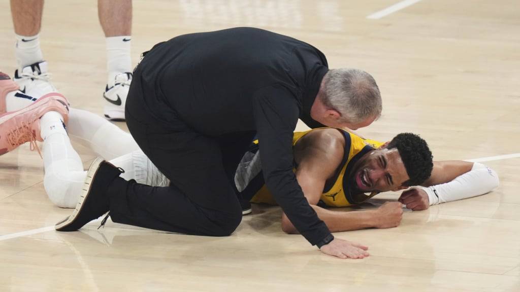 Tyrese Haliburton wälzt sich auf dem Boden vor Schmerzen