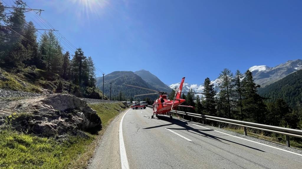 Bei einem Sturz am Berninapass verletzte sich am Donnerstag ein Rennvelofahrer schwer.