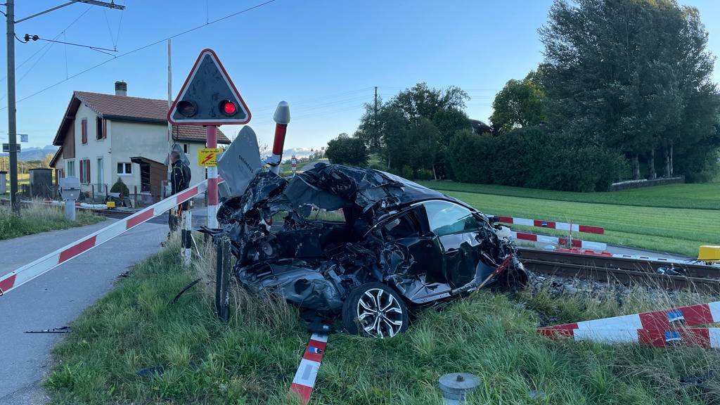 Auto auf Gleis in Auboranges FR von Zug erfasst