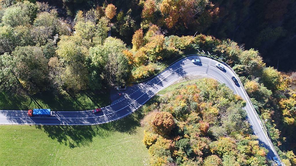 Niederschläge sorgen für Risse in den Rengglochstrasse in Kriens LU