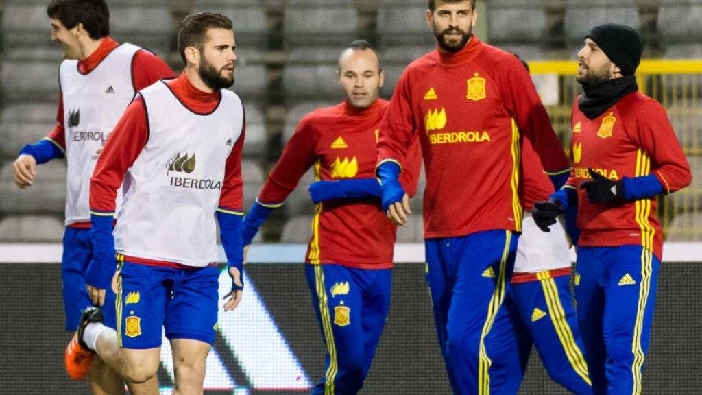 Die spanische Nationalmannschaft trainierte am Montag noch unter Polizeischutz im Stadion Roi Baudouin in Brüssel. KEYSTONE/AP/GEERT VANDEN WIJNGAERT