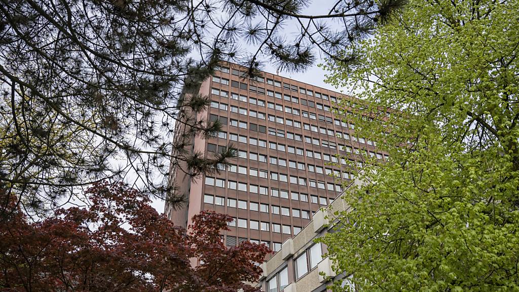 Der Grosse Stadtrat diskutiert in seiner Januar-Session darüber, was mit dem sogenannten «Schoggiturm» des Luzerner Kantonsspitals geschehen soll. (Archivbild)