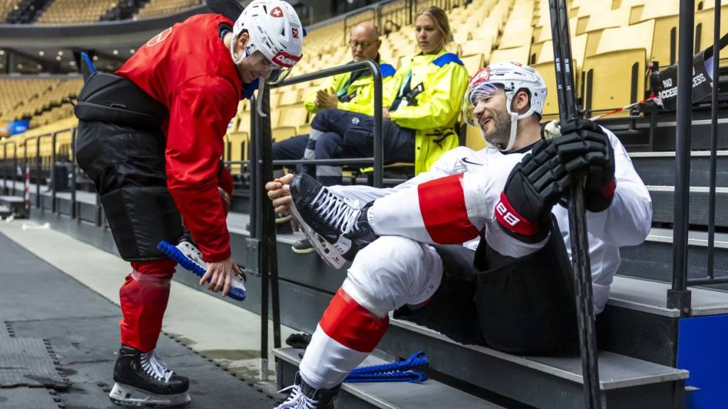 Noch ist die Stimmung relaxt, am Donnerstag gilts gegen Österreich ernst: der Schweizer Verteidiger Christian Marti (re.) mit seinem ZSC- und Nationalteamkollegen Denis Malgin
