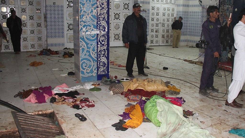 Pakistanische Sicherheitskräfte sichern den Sufi-Schrein in der Provinz Sindh nach einem Selbstmord-Attentat.