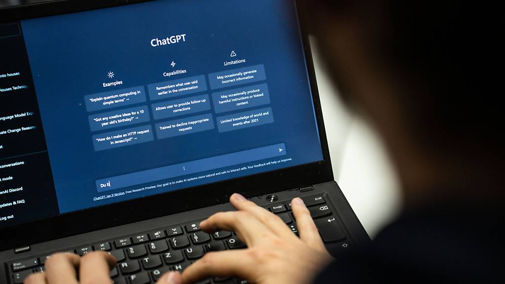 ARCHIV - Ein Mensch gibt einen Text in den Text-Roboter ChatGPT ein. Foto: Frank Rumpenhorst/dpa