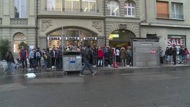 Campieren vor dem Schuhgeschäft