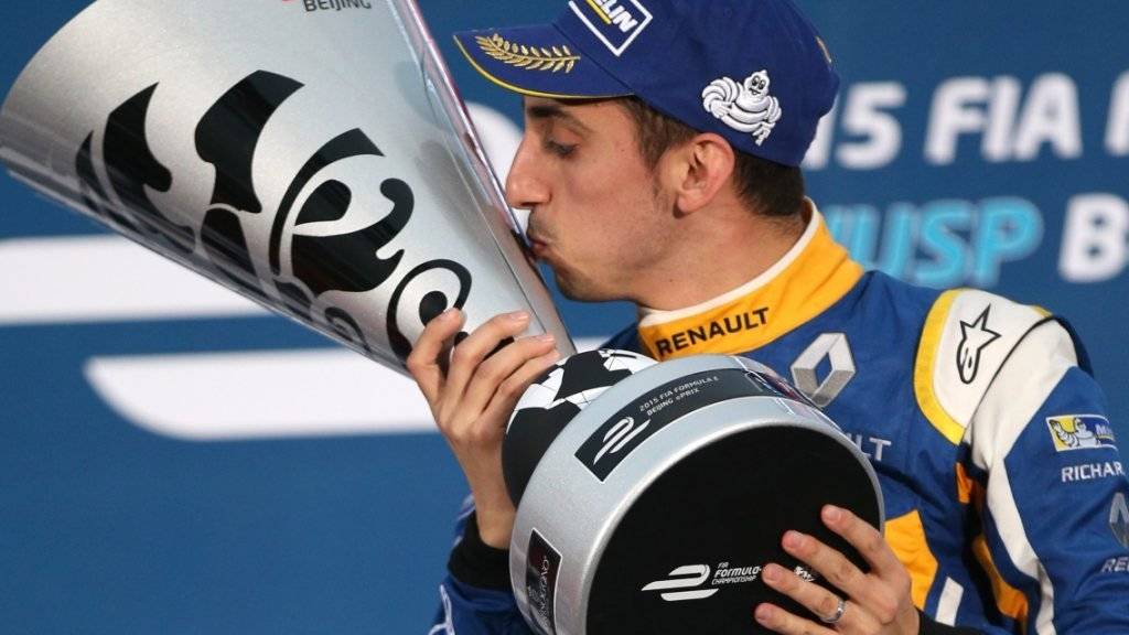 Sébastien Buemi küsst den in Peking errungen Pokal für seinen Sieg im ersten Saisonrennen der Formel E
