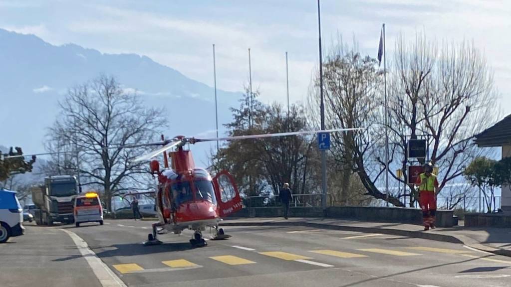 Der in Oberwil ZG angefahrene Fussgänger wurde von der Rega schwerverletzt  ins Spital geflogen.