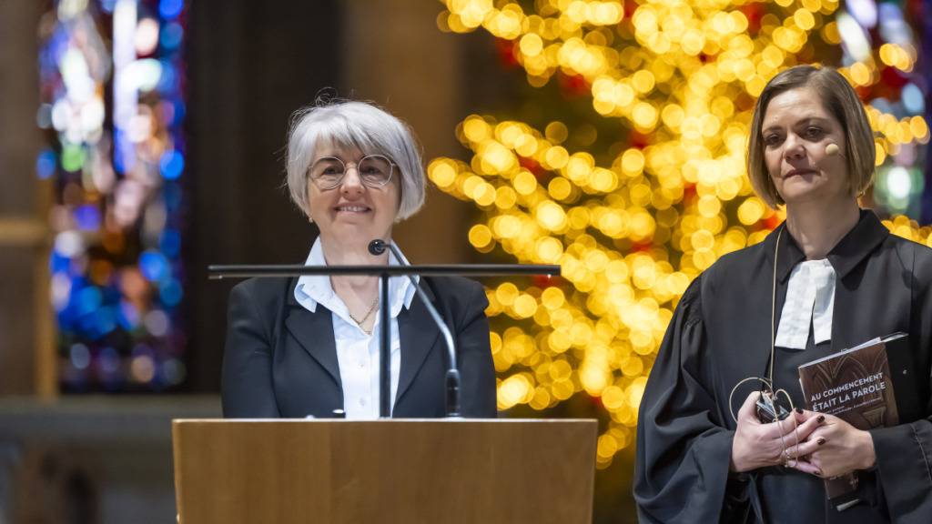 Bundesrätin Elisabeth Baume-Schneider (links) nahm am Sonntag an einem Weihnachtsgottesdienst in der Kathedrale von Lausanne teil. Während der Liturgie tauschte sie sich mit der Pfarrerin Line Dépraz (rechts) aus.