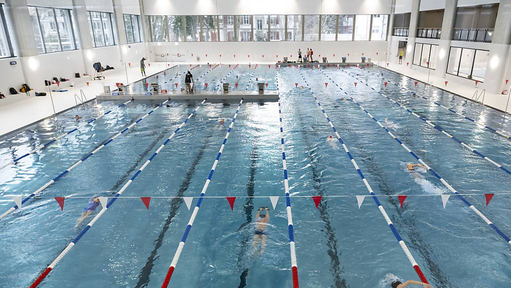 Die Bademeisterinnen und Bademeister der Berner Schwimmhalle erhalten digitale Unterstützung bei der Überwachung der Wasserfläche. (Archivbild)