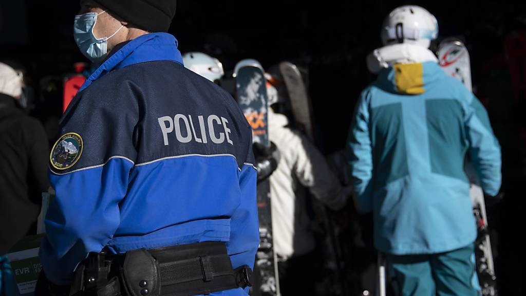 Die Walliser Kantonspolizei zeigte zwölf Personen bei der Staatsanwaltschaft an, die sich nicht an die Quarantänevorschrift gehalten hatten (Archiv).