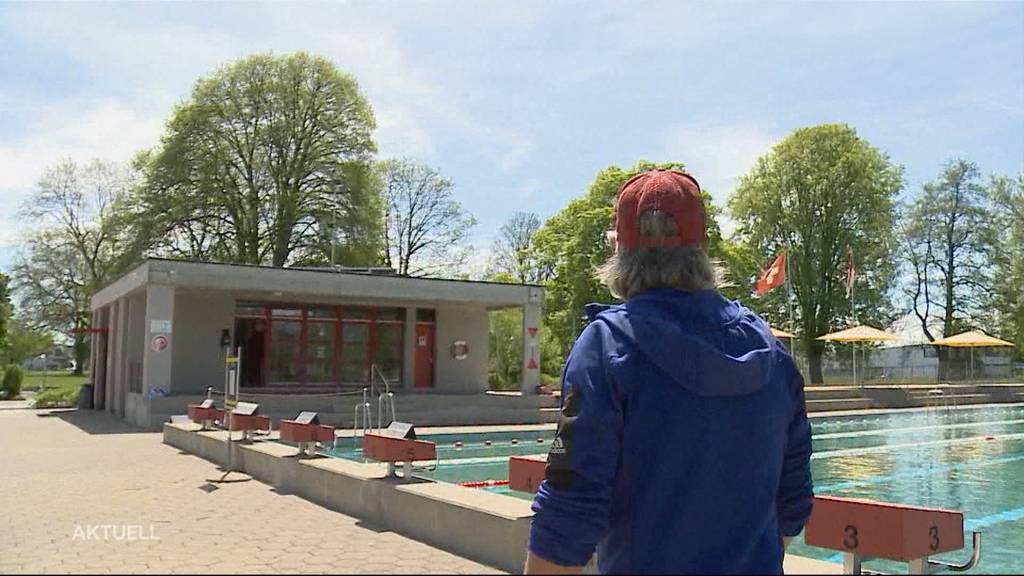 Sinnvoll? In Solothurner Badis gilt die Maskenpflicht, auch auf dem Weg ins Wasser