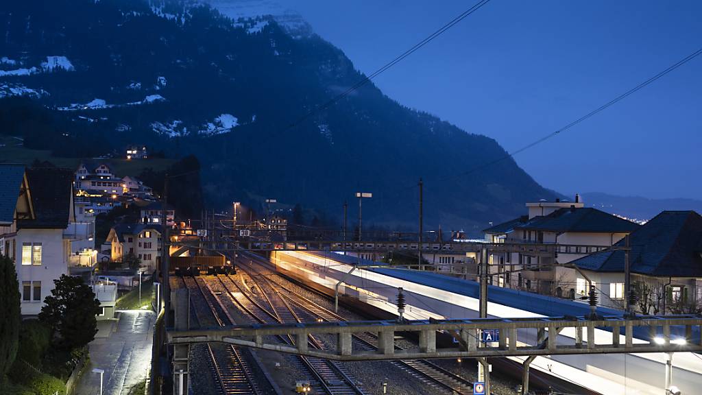 Ein Zug verlässt den Bahnhof Arth-Goldau - der ÖV im Kanton Schwyz wird bis 2027 ausgebaut. (Archivbild)