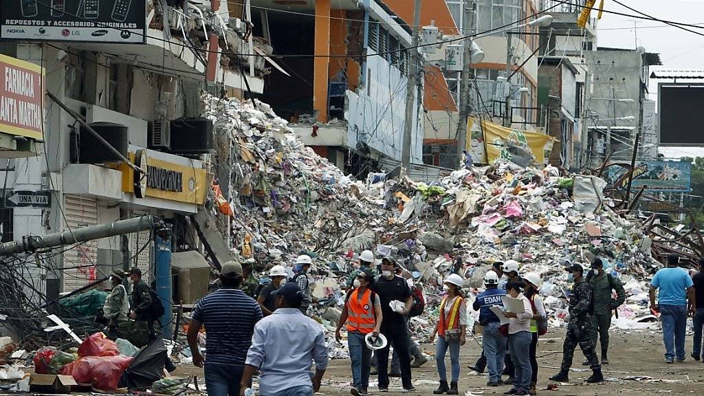 Das Erdbeben hat grosse Verwüstungen in Ecuador angerichtet. Zwei Wochen nach dem Beben wurde ein 72-Jähriger lebend aus Trümmern eines Hauses geborgen. (Archivbild)