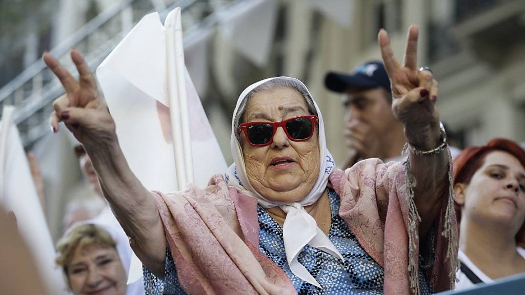 Die 88-jährige Aktivistin Hebe de Bonafini erinnert gemeinsam mit hunderten Personen auf dem Plaza de Mayo in Buenos Aires an die Verbrechen der argentinischen Militärdiktatur und fordert deren Aufklärung. (Archivbild)