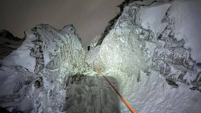 Bergretter und Rega retten drei Alpinisten bei der Berglihütte