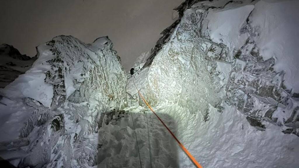 Die Rega und zwei Bergretter des SAC konnten am Wochenende drei Alpinisten im Berner Oberland retten.