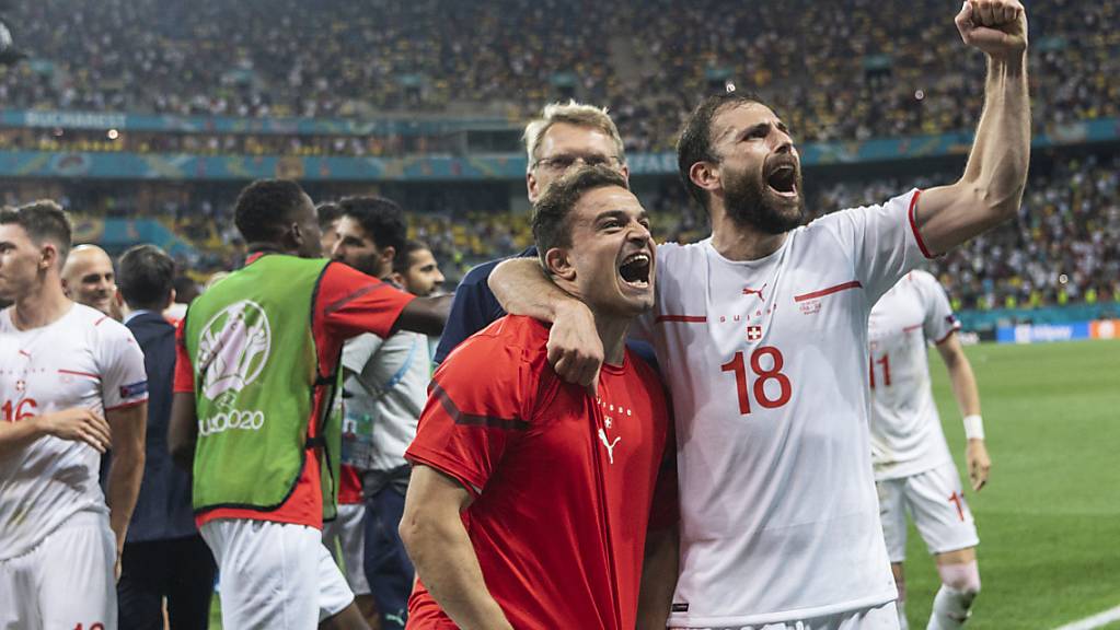 Xherdan Shaqiri (links, mit Admir Mehmedi) führt die Schweiz gegen Spanien als Captain auf das Feld