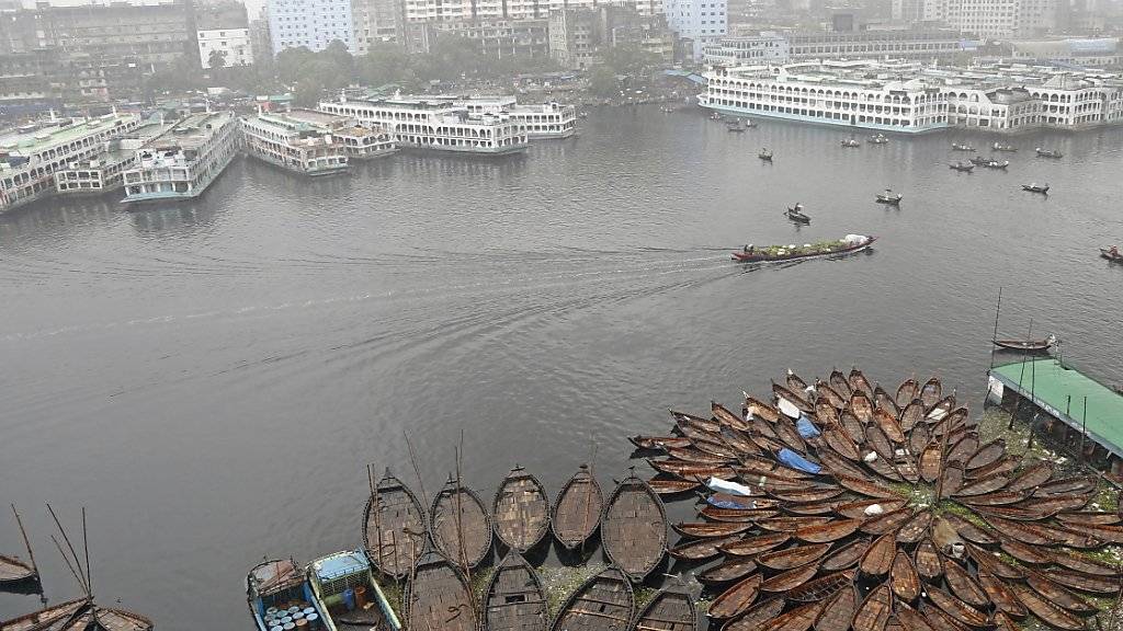 Rückstände von Antibiotika belasten Flüsse in aller Welt. In einer Wasserprobe aus Bangladesch fand sich beispielsweise eine ums 300-Fache zu hohe Konzentration des Antibiotikums Metronidazol. (Archivbild)