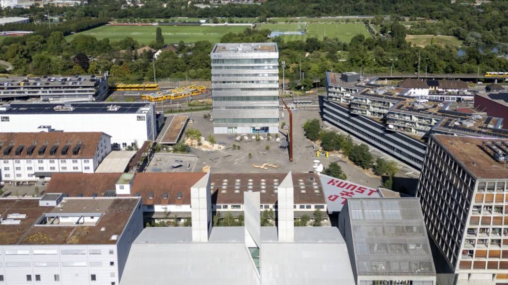 Das Dreispitz-Areal ist ein architektonischer Hingucker: Das Kunsthaus Baselland mit den Türmen auf dem Dach wurde bereits mit einem Architekturpreis ausgezeichnet und das «Haus Helsinki» rechts im Bild wurde vom berühmten Architekturbüro Herzog & de Meuron entworfen. (KEYSTONE/Georgios Kefalas)