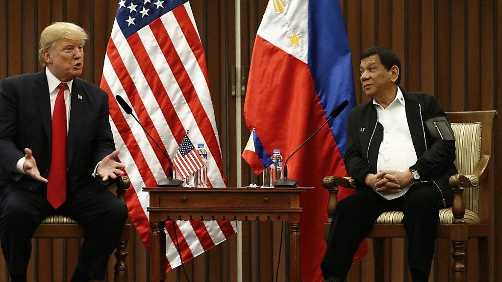 Präsident Rodrigo Duterte (rechts) möchte seine Philippinen gerne in Maharlika umtaufen. Ob dann auch die Landesflagge eine neue würde, ist offen.