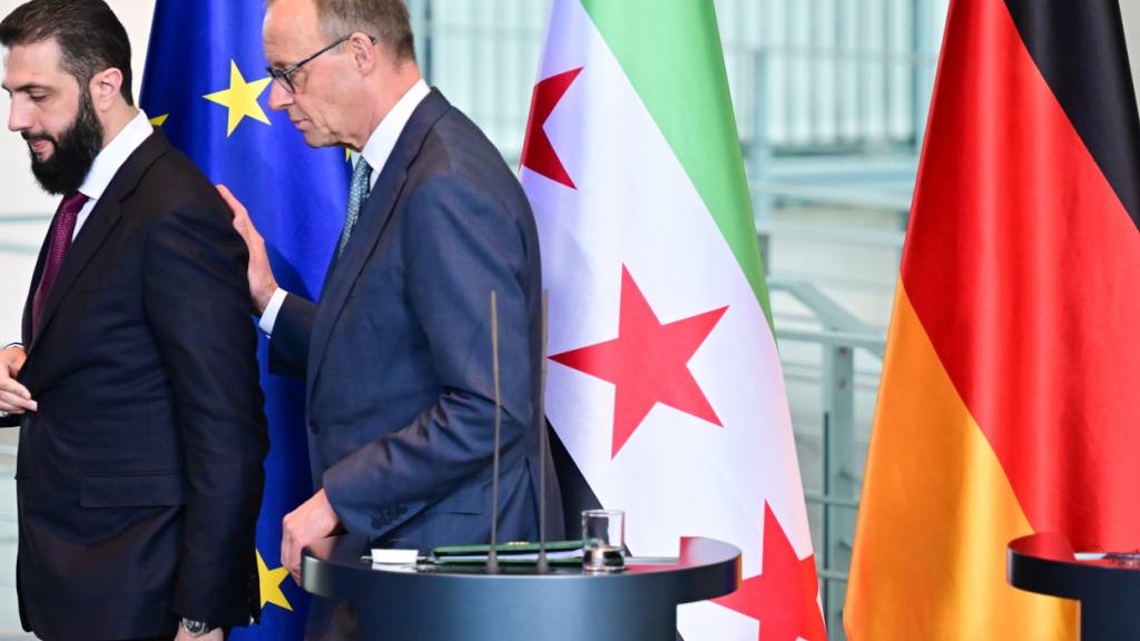 dpatopbilder - Bundeskanzler Friedrich Merz und Ahmed al-Scharaa. Foto: Sebastian Christoph Gollnow/dpa