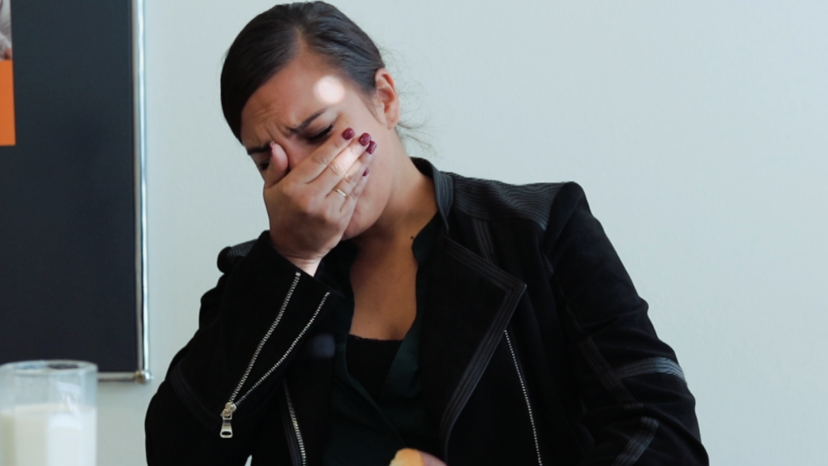 Nadja musste scharfe Chilisauce essen.