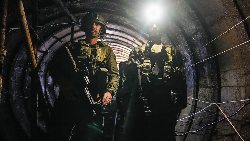 dpatopbilder - Israelische Soldaten durchsuchen einen Tunnel, der nach Angaben des Militärs von militanten Hamas-Kämpfern für den Angriff auf den Grenzübergang Erez im nördlichen Gazastreifen genutzt wurde. Foto: Ariel Schalit/AP/dpa