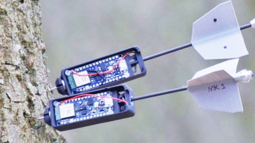 Die Flugroboter können mit Sensoren bestückte Pfeile selbst bei dichtem Waldbestand platzieren.