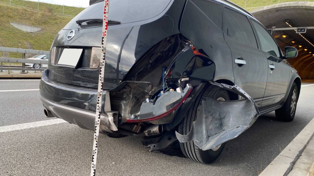 Bei einem Auffahrunfall auf der Autobahn A4 bei Mettmenstetten ZH hat sich am Samstagvormittag ein 12-jähriges Mädchen verletzt.