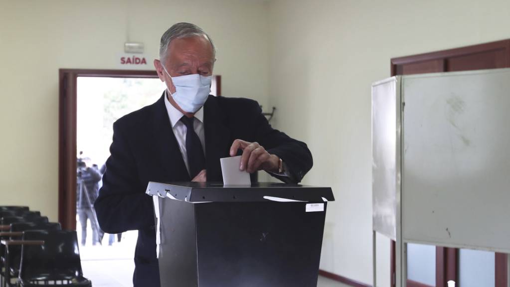 Marcelo Rebelo de Sousa gibt seinen Stimmzettel in einem Wahllokal ab. Foto: Luis Vieira/AP/dpa