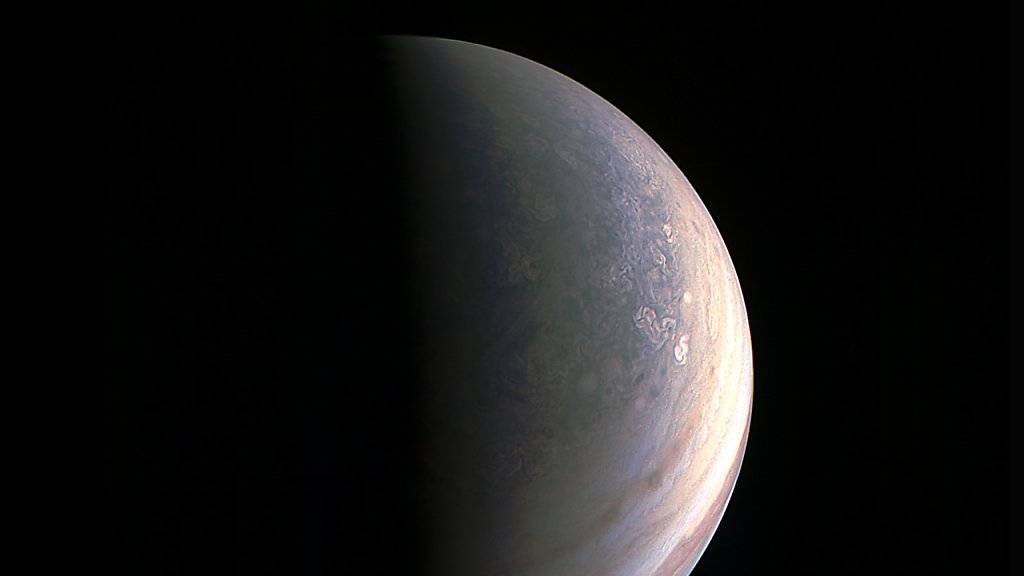 Der Nordpol von Jupiter: Von dieser Perspektive aus hat die Menschheit den grössten Planeten des Sonnensystems noch nie gesehen.