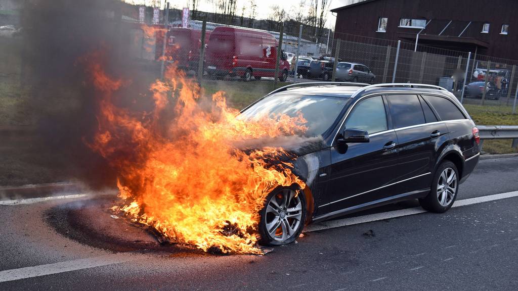 Auto brennt lichterloh auf Autobahn – niemand verletzt