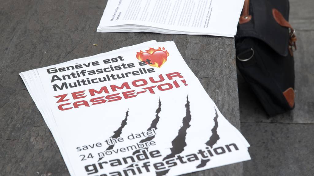 Plakate mit dem Slogan «Zemmour Casse-toi!» (Zemmour, hau ab!) rufen zur Kundgebung am kommenden Mittwoch auf.