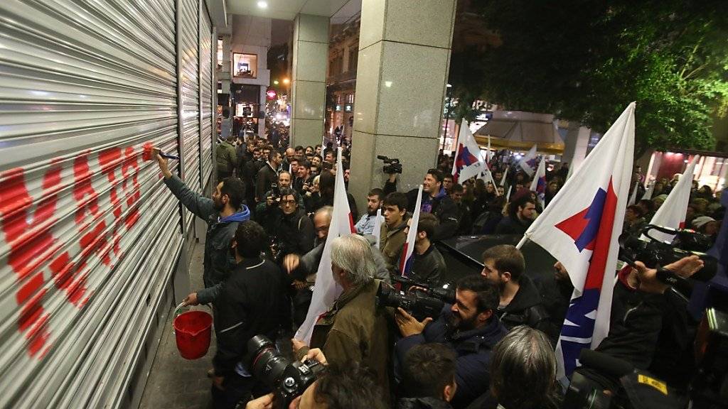 Gewerkschaftsmitglieder protestieren vor dem Finanzministerium in Athen gegen die Änderungen des Streikrechts.