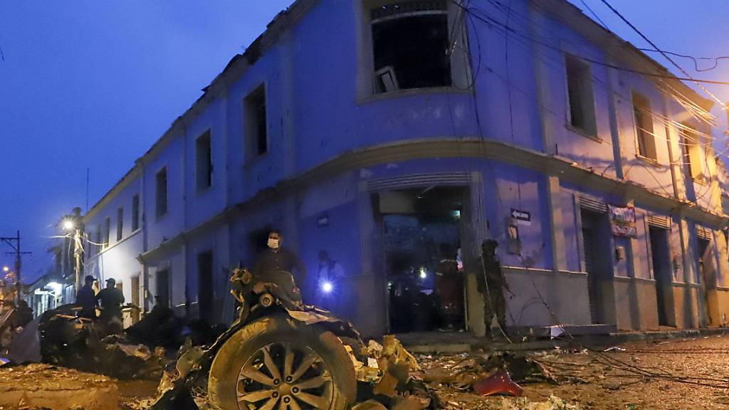 Trümmer einer Autobombe liegen vor dem Rathaus von Corinto. Nach der Explosion der Autobombe im Westen Kolumbiens ist die Zahl der Verletzten nach Regierungsangaben auf mindestens 43 gestiegen. Foto: Juan Bautista Diaz/AP/dpa