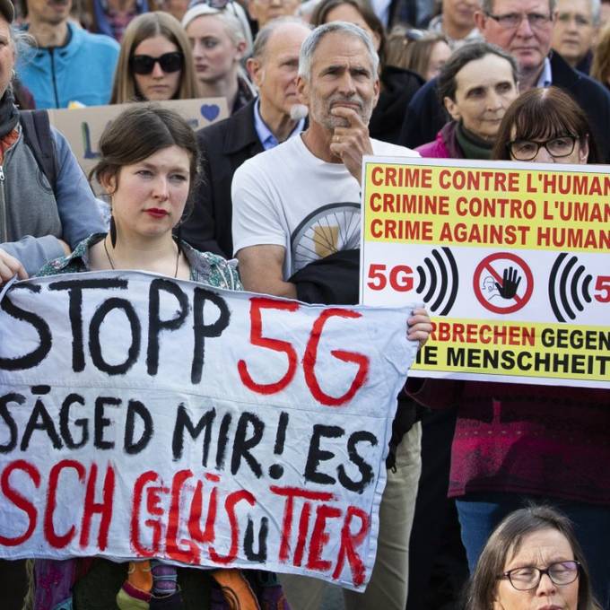 Hunderte Menschen protestieren in Bern gegen 5G-Mobilfunkstandard