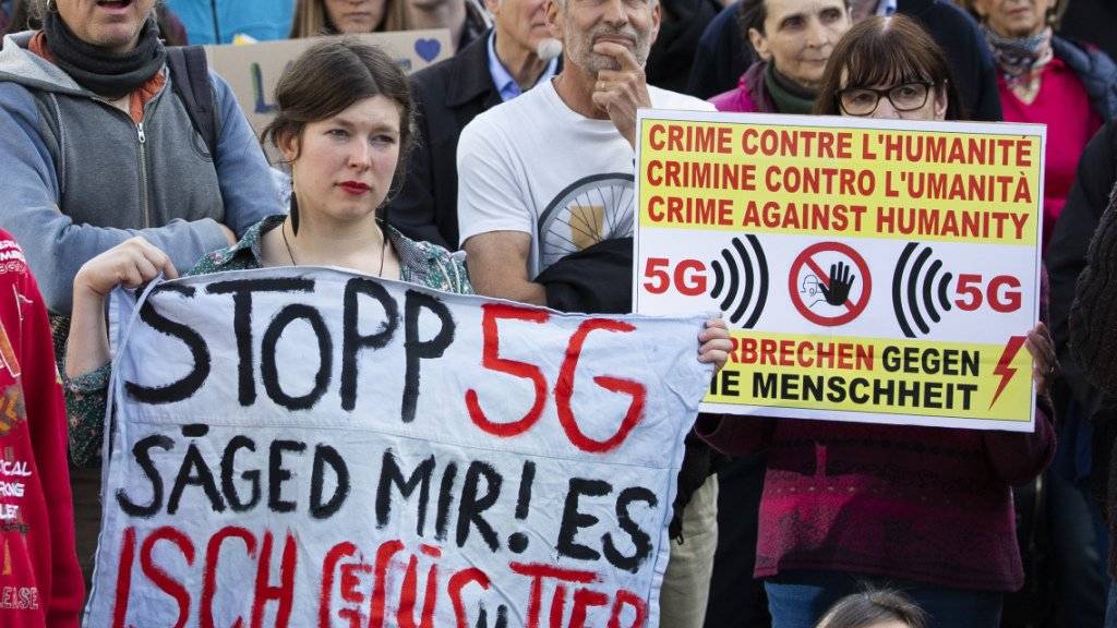 Demonstranten protestieren gegen den Ausbau des 5G-Netzes an einer nationalen Kundgebung in Bern.