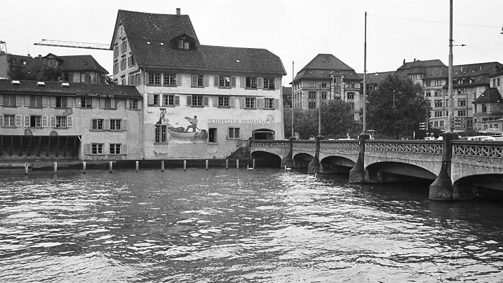 Der Name Rudolf-Brun-Brücke bleibt bis auf Weiteres erhalten: Das Zürcher Stadtparlament hat am Mittwoch abgelehnt, diese Brücke in Frau-Minne-Brücke umzubenennen. (Archivbild)