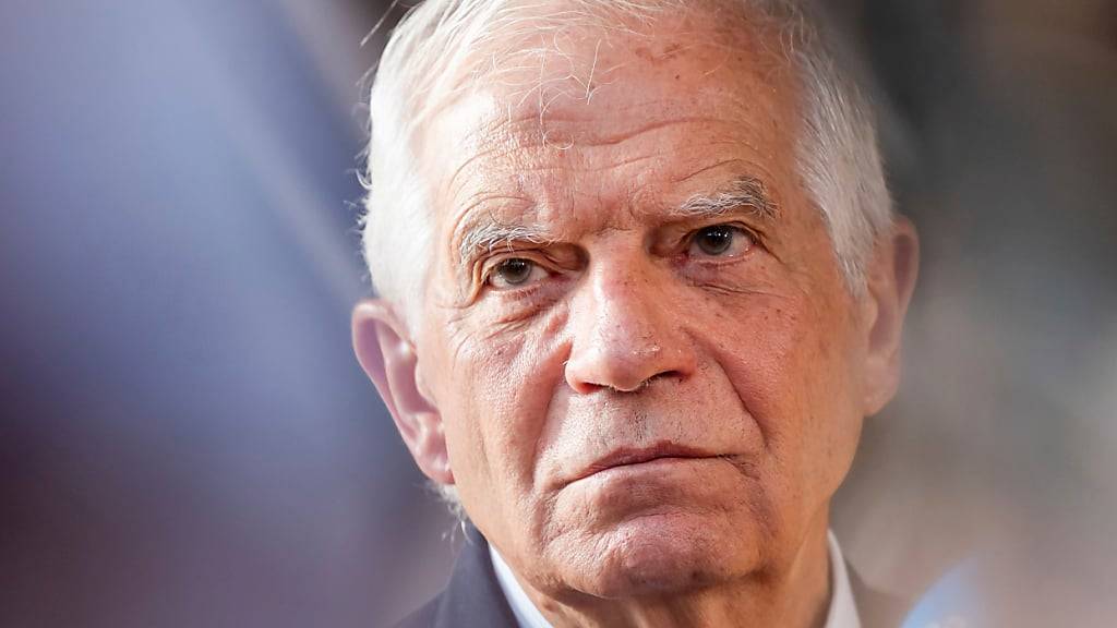 ARCHIV - Josep Borrell, Hoher Vertreter der EU für Außen- und Sicherheitspolitik, spricht mit Journalisten. Foto: Geert Vanden Wijngaert/AP/dpa