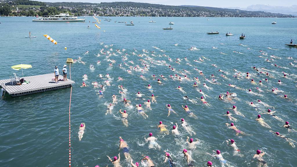 2022 konnte die Seeüberquerung in Zürich im Juli stattfinden. In diesem Jahr wurde sie auf Ende August verschoben. (Archivbild)