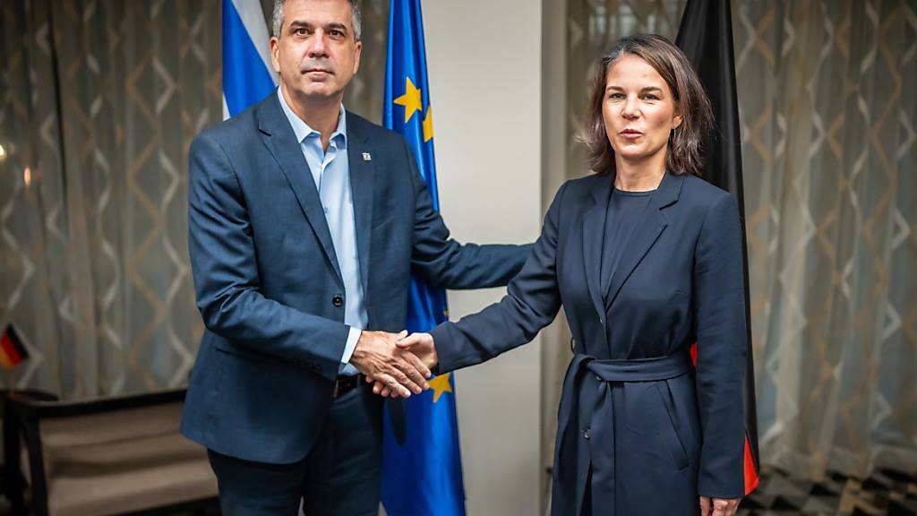 Die deutsche Außenministerin Annalena Baerbock wird von ihrem israelischen Amtskollegen, Eli Cohen in Tel Aviv begrüßt. Foto: Michael Kappeler/dpa
