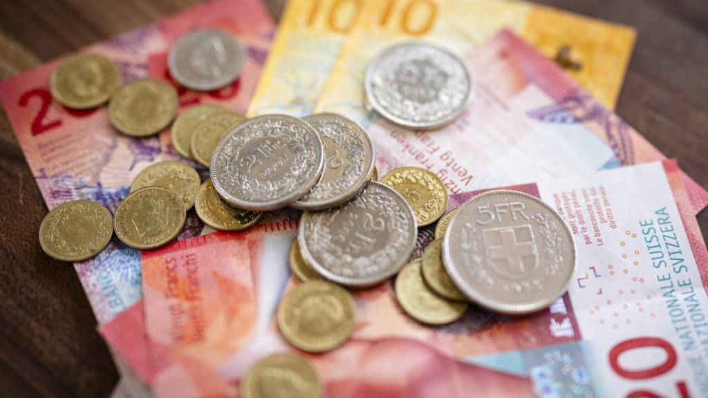 Ob die 13. AHV-Rente mit mehr Mehrwertsteuer oder aber mit mehr Mehrwertsteuer und höheren Lohnbeiträgen finanziert wird, ist offen. Der Nationalrat will weiterhin auf eine befristet höhere Mehrwertsteuer setzen. (Themenbild)