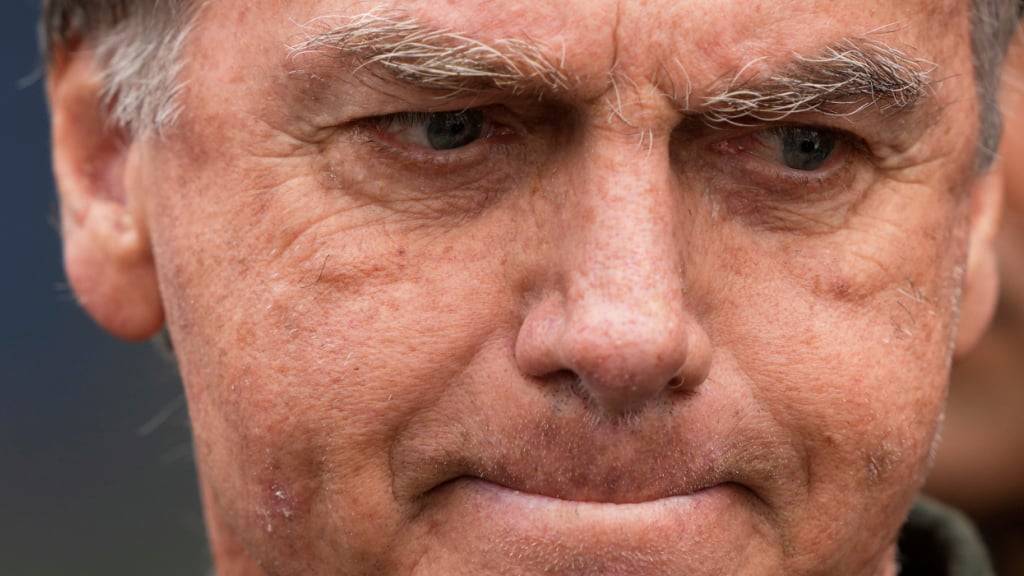 Der ehemalige brasilianische Präsident Jair Bolsonaro verlässt ein Krankenhaus in Brasilia. Foto: Eraldo Peres/AP/dpa/Archivbild