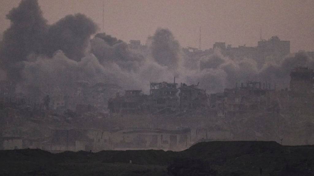 dpatopbilder - Rauch steigt nach einer Explosion im Gazastreifen auf (Archivbild). Foto: Leo Correa/AP/dpa