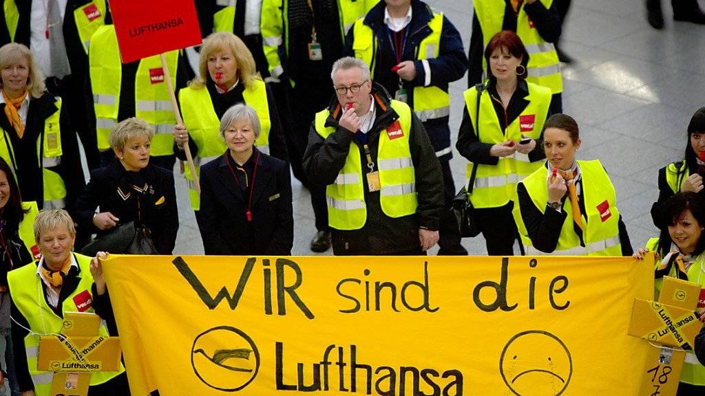 Sie haben künftig noch stärkeres Gewicht: Fünf Luftfahrtgewerkschaften aus Deutschland, Österreich und der Schweiz schliessen sich zusammen, um sich bei der Lufthansa mehr Gehör verschaffen zu können. (Archivbild)