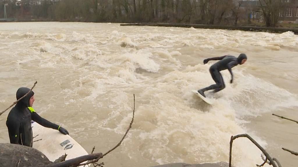 Thumb for ‹Trotz Kälte und Hochwasser: Fluss-Surfer auf der Reuss in Bremgarten›